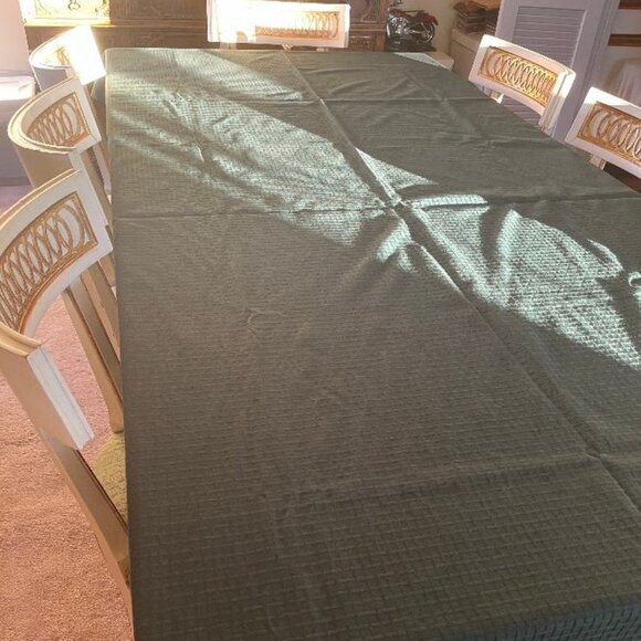 Great 117-1/2 x 57-1/2 Inch Forest Green Tablecloth - Picture 1 of 4